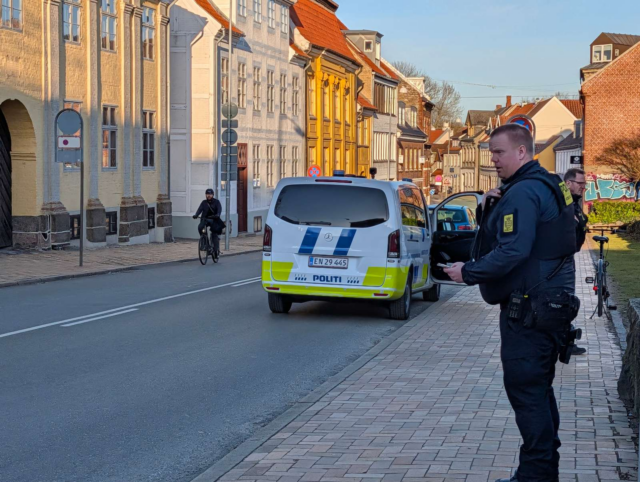 Cyklist kørt ned: Ambulance haster afsted