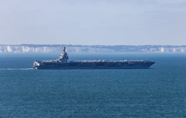 Iran: Ballistiske missiler slår ned i gigantisk hangarskib