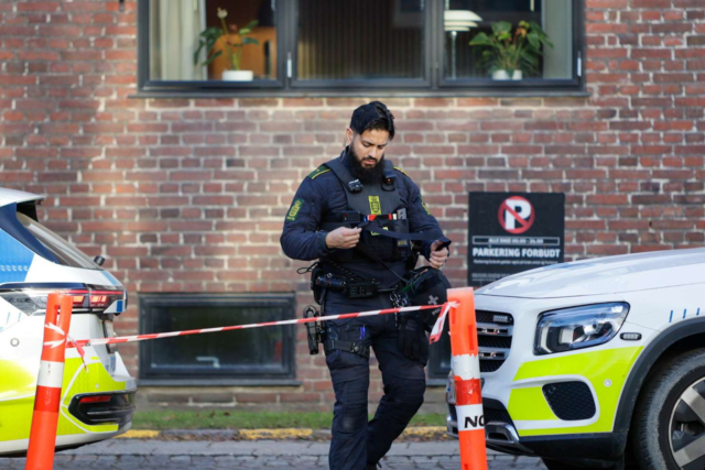 Redning og politi rykkede ud til bosted: Person kørt på hospitalet