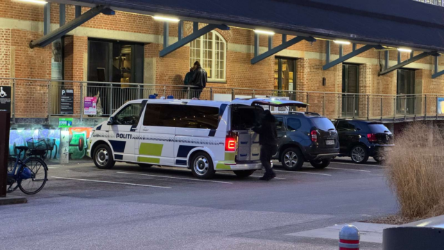 Massivt politiopbud ved foredrag: Politihunde sendt til stedet