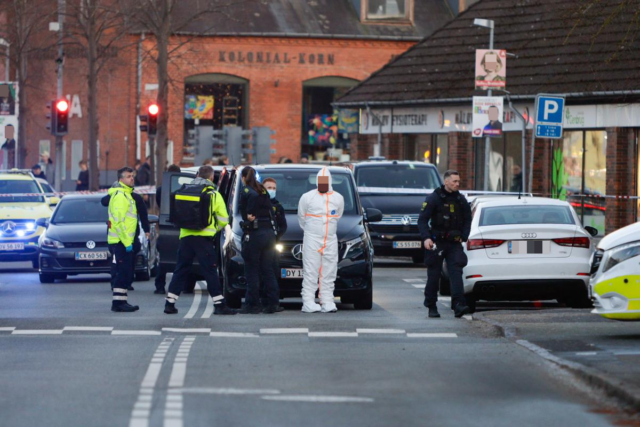 Politi massivt til stede efter skyderi: Fuldstændig spærret