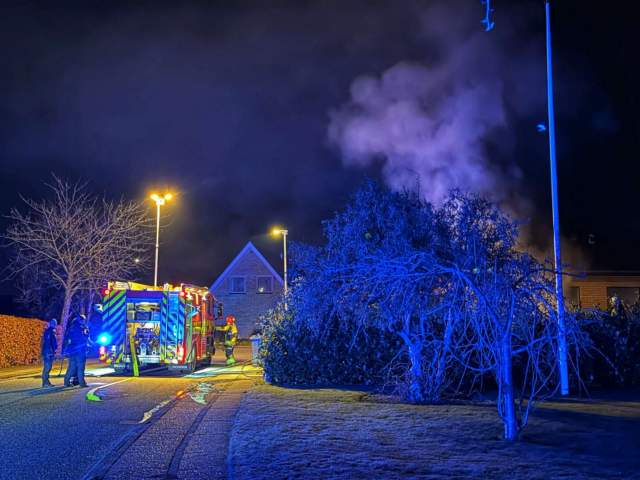 Stor udrykning: Brand i hus
