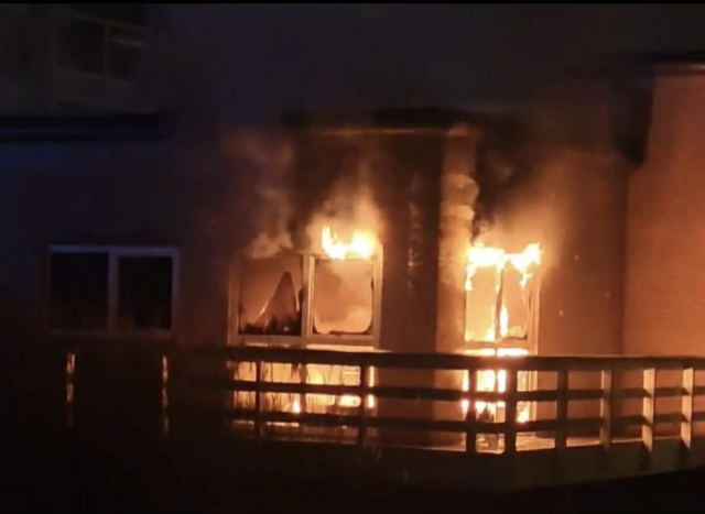 Voldsom brand raser: Bygning står i flammer – politi massivt til stede