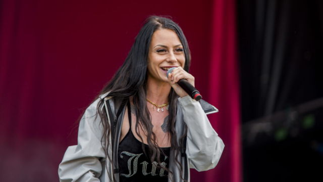 Det sker fredag: Tessa maler Brøndby Hallen pink