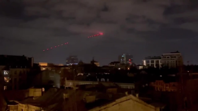 Sender missiler i ‘vilkårlige retninger’: Nedslag i mindst otte lande