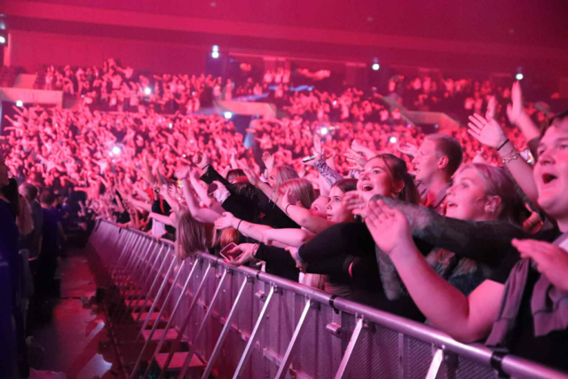 Det sker lørdag: Internationale EDM-stjerner indtager Brøndby med hvid dresscode