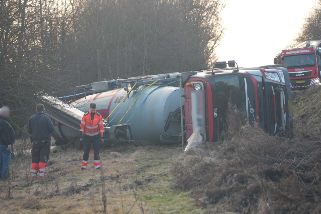 Voldsomme scener: Pløjer stort stykke græs op og styrter langt ned i grøften
