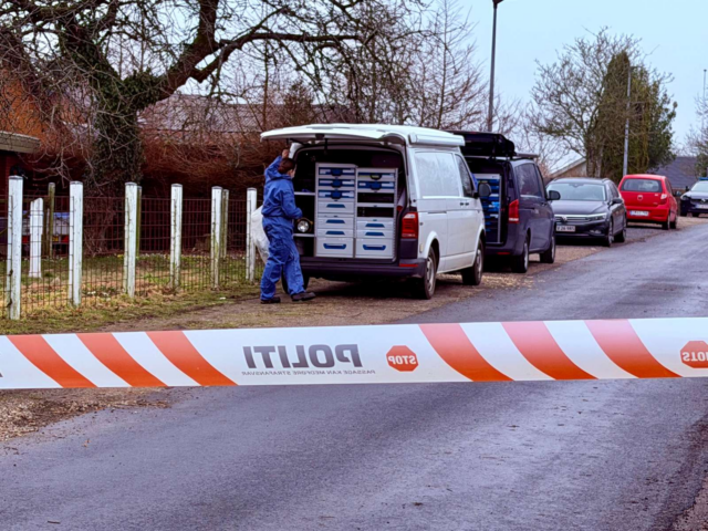 68-årig stukket med kniv i halsen og får brækket sine ribben
