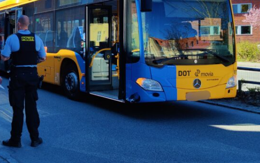 Tilfældig pige ventede på bussen alene: Så kom monster forbi …