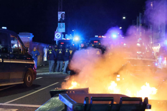 Uroligheder eksploderer på Nørrebro: Brænder valgplakater og skraldespande