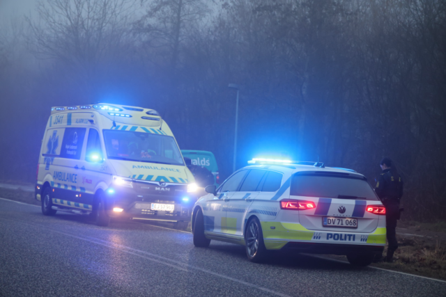 Voldsomt uheld: Kassevogn smadrer ind i betonbrønd og ender i grøften