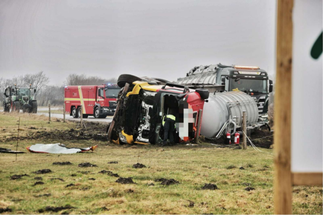Chauffør fastklemt efter kæmpe lastbilulykke: Fløjet afsted