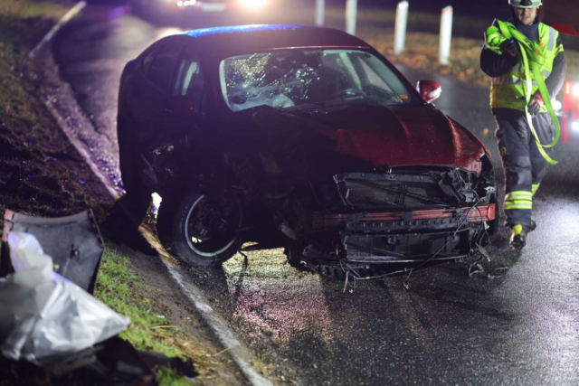 Voldsom ulykke: Personbil fuldstœndig knust