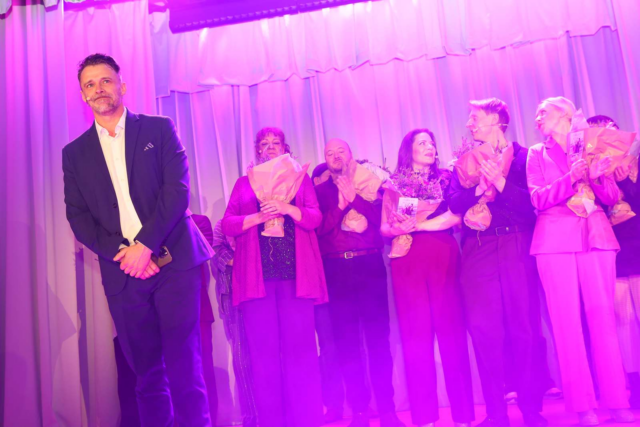 Amager Revyen 2026 debuterede med bravur og kendte gæster: Se billederne