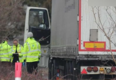 Pårørende er ikke underrettet: Lastbilchauffør mister livet