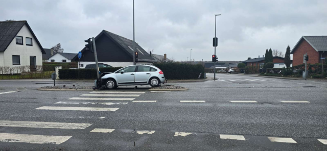 Randers: Kører direkte ind i lyssignal