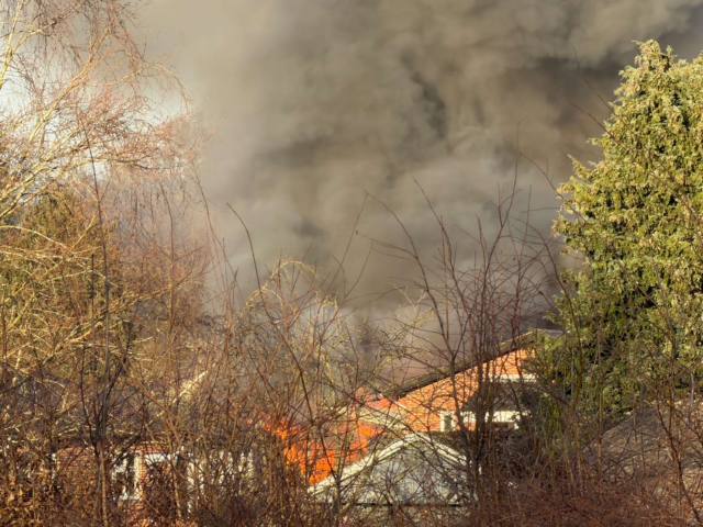 Storbrand brudt ud lige nu: Voldsomme scener