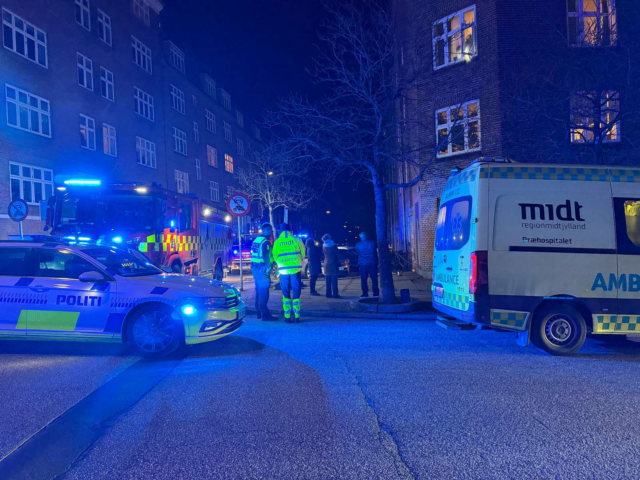 Politi og brandvæsen massivt til stede: Brand i lejlighed