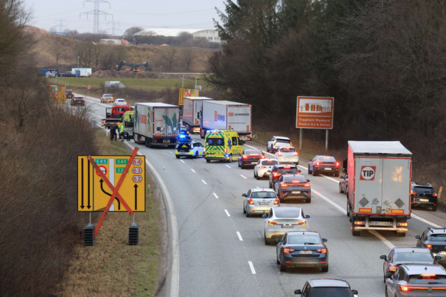 Massiv kø efter uheld på motorvej: Flere ambulancer fremme