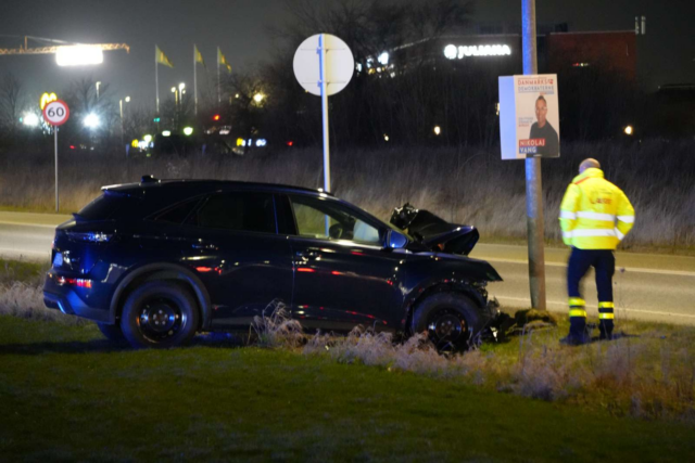 Motorvej HELT spærret: Bil brager ind i tavlevogn