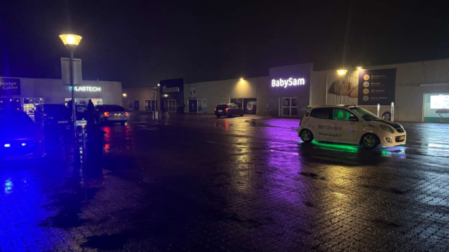 Bilentusiaster trodsede det triste vejr: Se billeder fra årets første træf