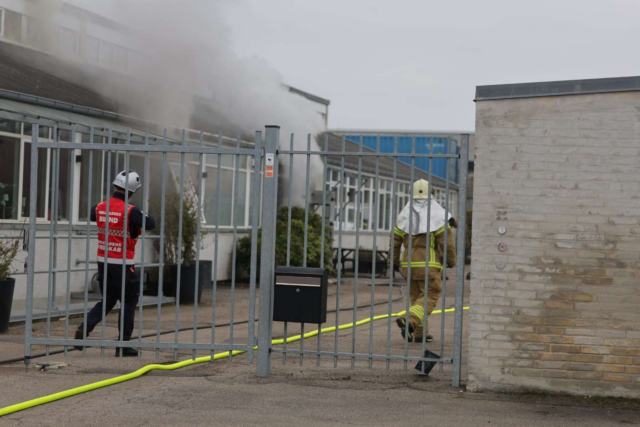 Kæmpe udrykning: Virksomhed i flammer på Vestegnen