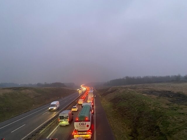 Trafikkaos: Kilometerlang kø lammer morgentrafikken på to motorveje