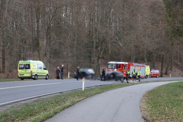 Bliver hastet på traumecenter lige nu: Kaos efter frontalkollision