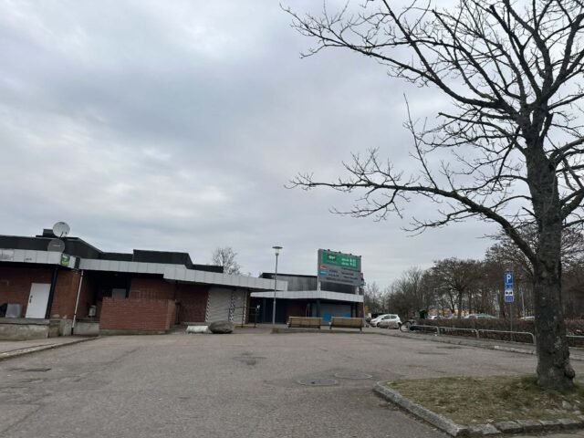 Mand og kvinde skudt på parkeringsplads: Én person dræbt