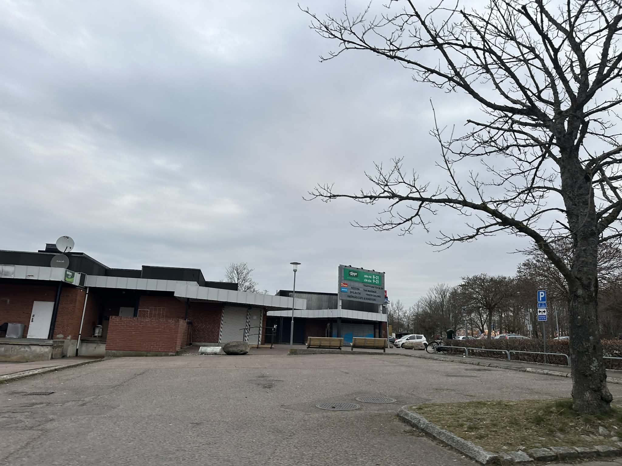 Mand og kvinde skudt på parkeringsplads: Én person dræbt