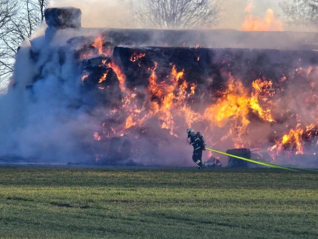 Massiv udrykning til storbrand: Kæmper med meterhøje flammer