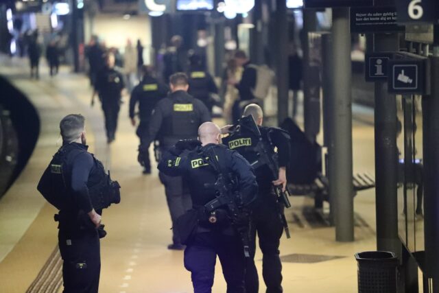 Politiet massivt til stede: Tungt bevæbnet på Hovedbanegården