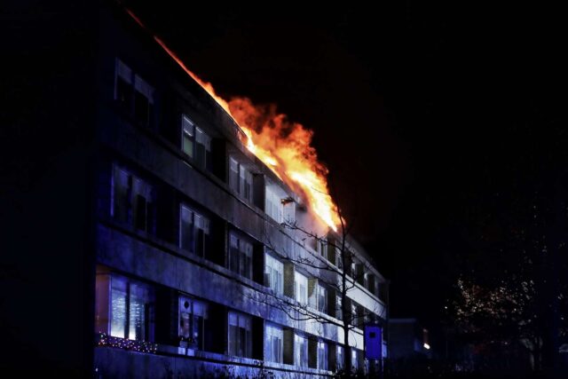 Voldsom lejlighedsbrand: Mand stod ikke til at redde