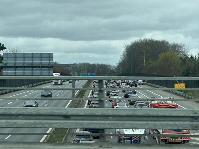 Motorvej lukket hele weekenden: Massiv kø lige nu
