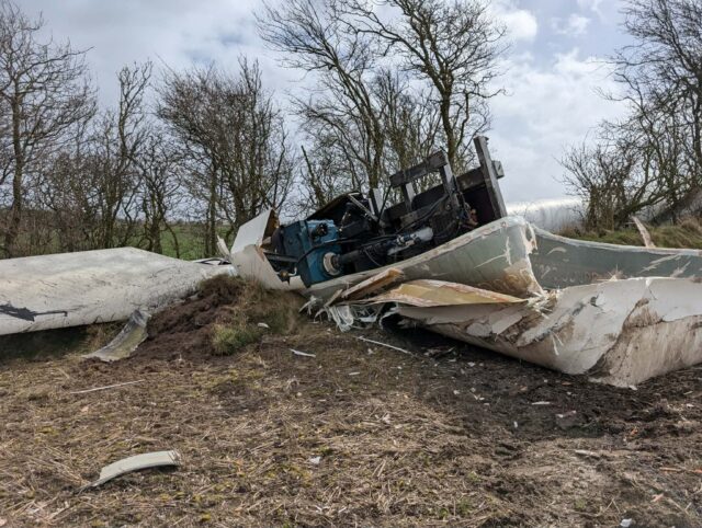 Vilde billeder: Vindmølle væltet omkuld