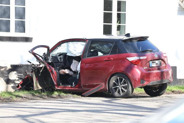 Voldsomt trafikuheld: Person hentet i helikopter