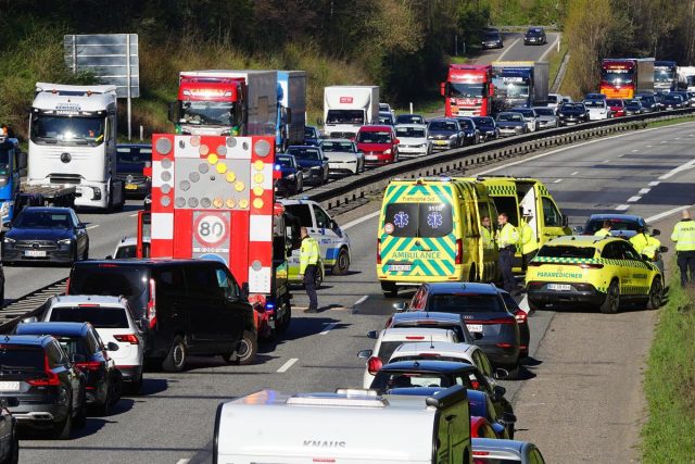 Trafikkaos efter voldsomt uheld: Redning er til stede