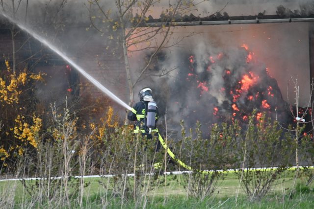 Kæmper LIGE NU mod flammehav: Massivt til stede ved gård