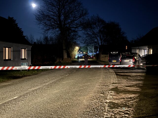 LIGE NU: Ført væk i DNA-dragt efter mystisk politiaktion