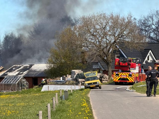 Massiv udrykning til kæmpe brand: “Kan ses 15 kilometer væk”