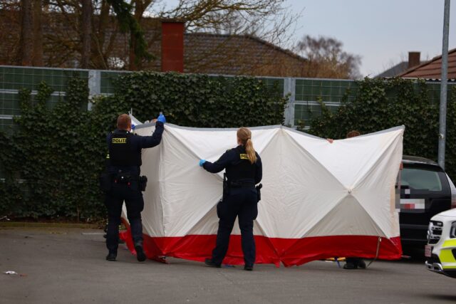 LIGE NU: Person fundet død i bil