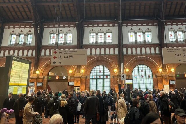 Kaostilstand i togtrafikken: Toge evakueres