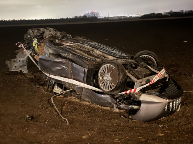 Voldsomt uheld på Amager: Bil i stumper efter kollision med træ