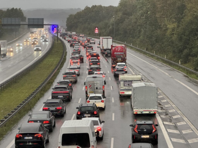 Massivt til stede: Mistœnkeligt forhold – vej HELT spœrret