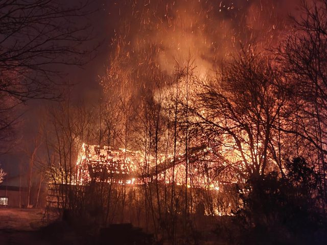 Massiv udrykning: Flammer æder sig gennem hus