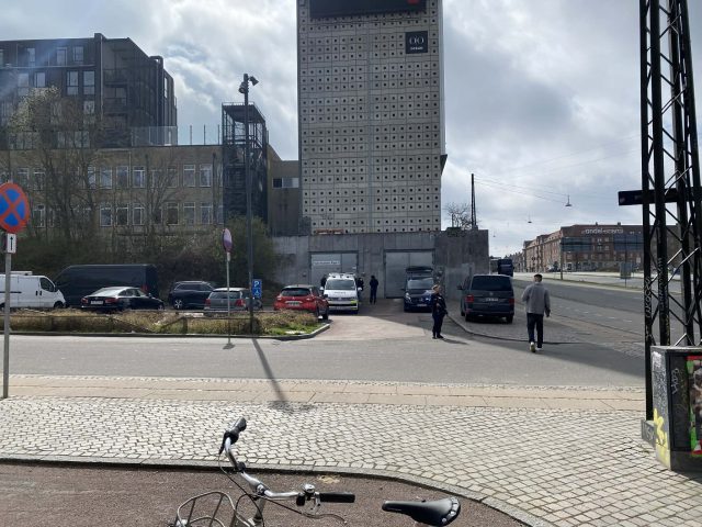 Kæmpe drama ved togstation: Leder efter pistolmand