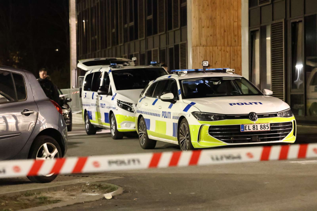 Politi massivt til stede: Person taget med af politiet iført hvid dragt