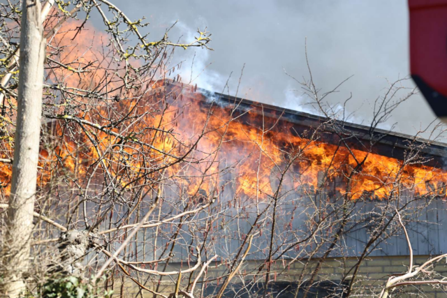 Overtændt hus i flammer: Massiv udrykning til villa