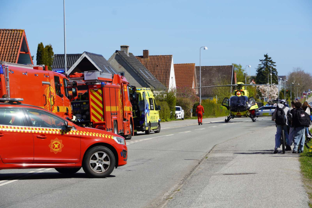 Akutlægehelikopter lander foran skolebørn efter hændelse