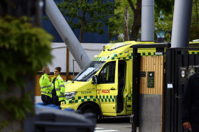 Chok på scenen under forestilling: Komikers knæskal gik af led